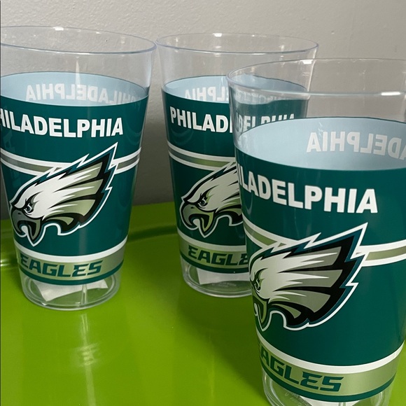 Philadelphia Eagles NFL plastic plate and six cups set football - Picture 4 of 7